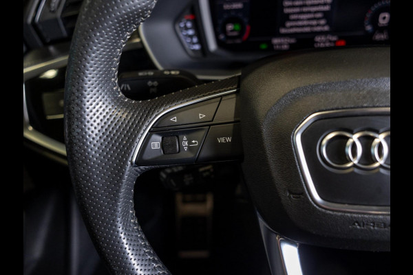Audi Q3 40 TFSI quattro S Line edition one / 190pk / Trekhaak / Panorama dak / Stoelverwarming /