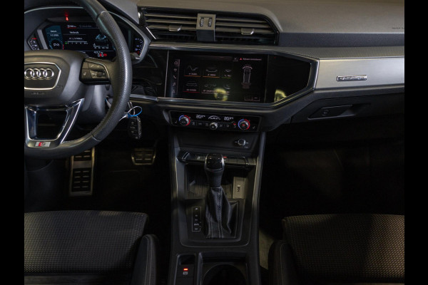 Audi Q3 40 TFSI quattro S Line edition one / 190pk / Trekhaak / Panorama dak / Stoelverwarming /