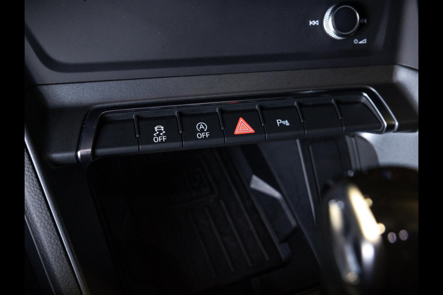 Audi Q3 40 TFSI quattro S Line edition one / 190pk / Trekhaak / Panorama dak / Stoelverwarming /