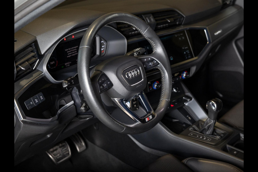 Audi Q3 40 TFSI quattro S Line edition one / 190pk / Trekhaak / Panorama dak / Stoelverwarming /