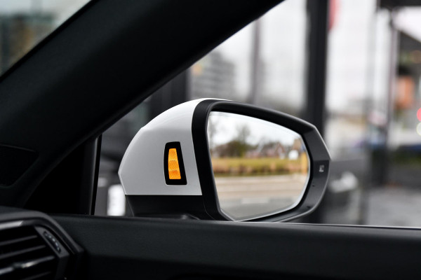 Audi Q3 Sportback 45 TFSI e S-Line. Pano, ACC, Dodeh, Camera, 20''!