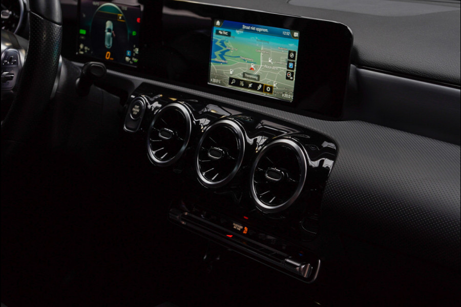Mercedes-Benz A-Klasse 250e AMG Line Leer Navi Camera Climate Stoelverwarming PTS LM velgen EQ BTW auto!