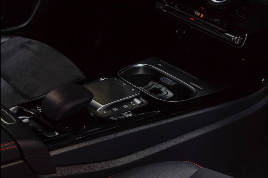 Mercedes-Benz A-Klasse 250e AMG Line Leer Navi Camera Climate Stoelverwarming PTS LM velgen EQ BTW auto!