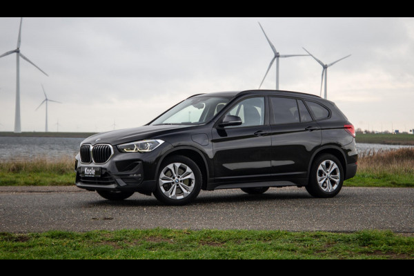 BMW X1 xDrive25e Executive CAMERA / CARPLAY / AUTOMAAT / LEDER / LED / CRUISE CONTROLE / STOELVERWARMING