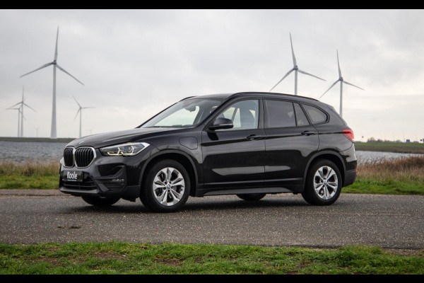 BMW X1 xDrive25e Executive CAMERA / CARPLAY / AUTOMAAT / LEDER / LED / CRUISE CONTROLE / STOELVERWARMING