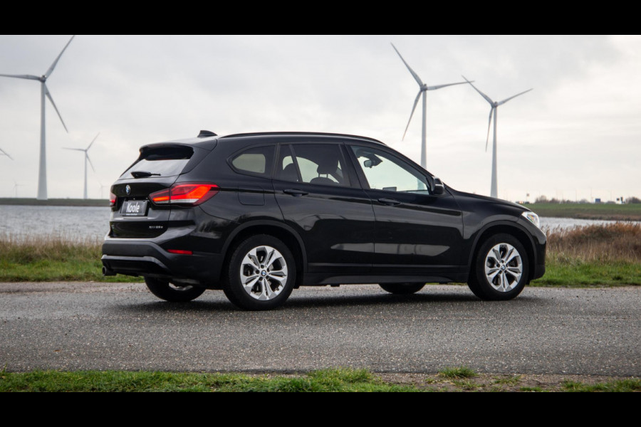 BMW X1 xDrive25e Executive CAMERA / CARPLAY / AUTOMAAT / LEDER / LED / CRUISE CONTROLE / STOELVERWARMING
