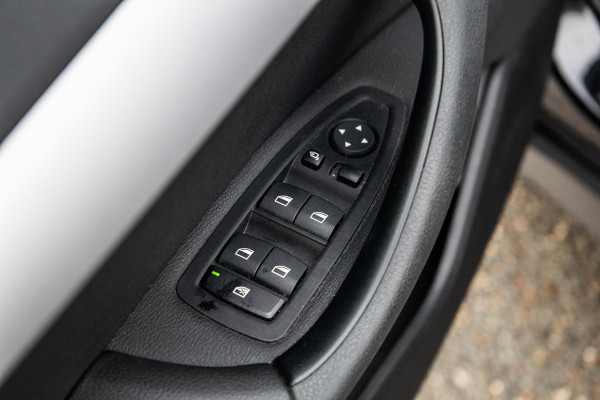 BMW X1 xDrive25e Executive CAMERA / CARPLAY / AUTOMAAT / LEDER / LED / CRUISE CONTROLE / STOELVERWARMING
