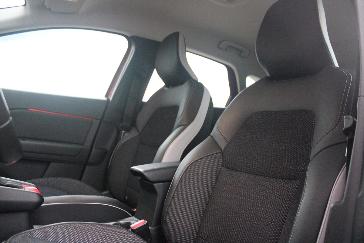 Renault Captur 1.3 TCe 130PK AUTOMAAT INTENS | APPLE CARPLAY/ANDROID AUTO | STOEL VERWARMING | NAVIGATIE | FULL LED KOPLAMPEN | ADAPTIVE CRUISE CONTROL | ACHTERUITRIJ CAMERA | LICHTMETALEN VELGEN 17" | DODEHOEK DETECTIE | PARKEERSENSOREN VOOR + ACHTER | DAB+ RADIO | CLIMATE CONTROL | KEYLESS ENTRY/START |