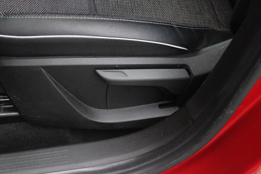 Renault Captur 1.3 TCe 130PK AUTOMAAT INTENS | APPLE CARPLAY/ANDROID AUTO | STOEL VERWARMING | NAVIGATIE | FULL LED KOPLAMPEN | ADAPTIVE CRUISE CONTROL | ACHTERUITRIJ CAMERA | LICHTMETALEN VELGEN 17" | DODEHOEK DETECTIE | PARKEERSENSOREN VOOR + ACHTER | DAB+ RADIO | CLIMATE CONTROL | KEYLESS ENTRY/START |