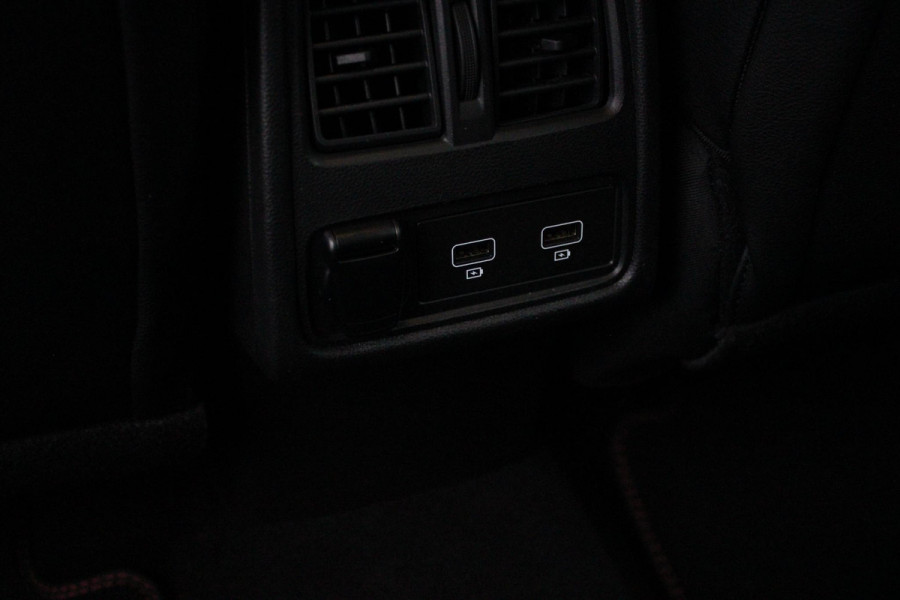 Renault Captur 1.3 TCe 130PK AUTOMAAT INTENS | APPLE CARPLAY/ANDROID AUTO | STOEL VERWARMING | NAVIGATIE | FULL LED KOPLAMPEN | ADAPTIVE CRUISE CONTROL | ACHTERUITRIJ CAMERA | LICHTMETALEN VELGEN 17" | DODEHOEK DETECTIE | PARKEERSENSOREN VOOR + ACHTER | DAB+ RADIO | CLIMATE CONTROL | KEYLESS ENTRY/START |