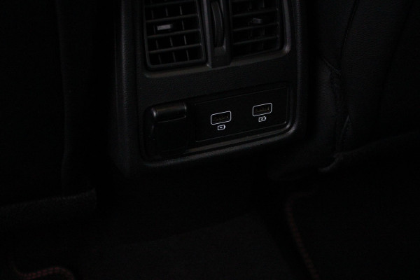 Renault Captur 1.3 TCe 130PK AUTOMAAT INTENS | APPLE CARPLAY/ANDROID AUTO | STOEL VERWARMING | NAVIGATIE | FULL LED KOPLAMPEN | ADAPTIVE CRUISE CONTROL | ACHTERUITRIJ CAMERA | LICHTMETALEN VELGEN 17" | DODEHOEK DETECTIE | PARKEERSENSOREN VOOR + ACHTER | DAB+ RADIO | CLIMATE CONTROL | KEYLESS ENTRY/START |