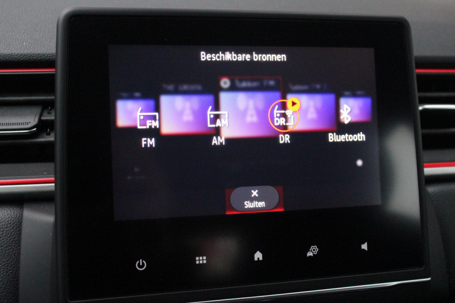 Renault Captur 1.3 TCe 130PK AUTOMAAT INTENS | APPLE CARPLAY/ANDROID AUTO | STOEL VERWARMING | NAVIGATIE | FULL LED KOPLAMPEN | ADAPTIVE CRUISE CONTROL | ACHTERUITRIJ CAMERA | LICHTMETALEN VELGEN 17" | DODEHOEK DETECTIE | PARKEERSENSOREN VOOR + ACHTER | DAB+ RADIO | CLIMATE CONTROL | KEYLESS ENTRY/START |