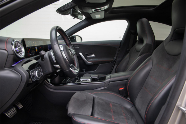 Mercedes-Benz CLA-Klasse 180 AMG Nightpakket, Pano, Widescreen, Sfeerverlichting, Camera 2020