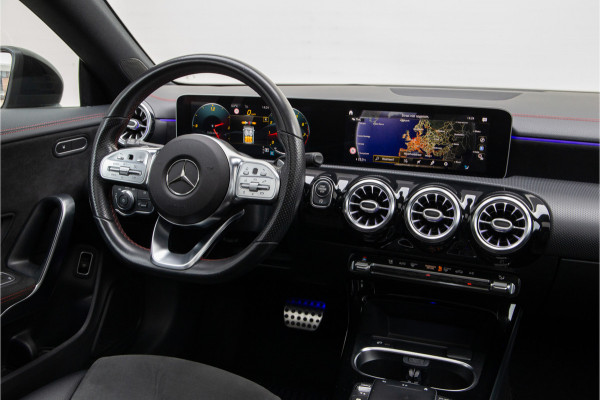 Mercedes-Benz CLA-Klasse 180 AMG Nightpakket, Pano, Widescreen, Sfeerverlichting, Camera 2020