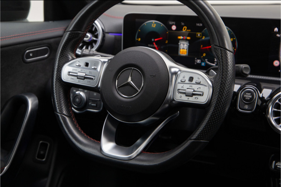 Mercedes-Benz CLA-Klasse 180 AMG Nightpakket, Pano, Widescreen, Sfeerverlichting, Camera 2020