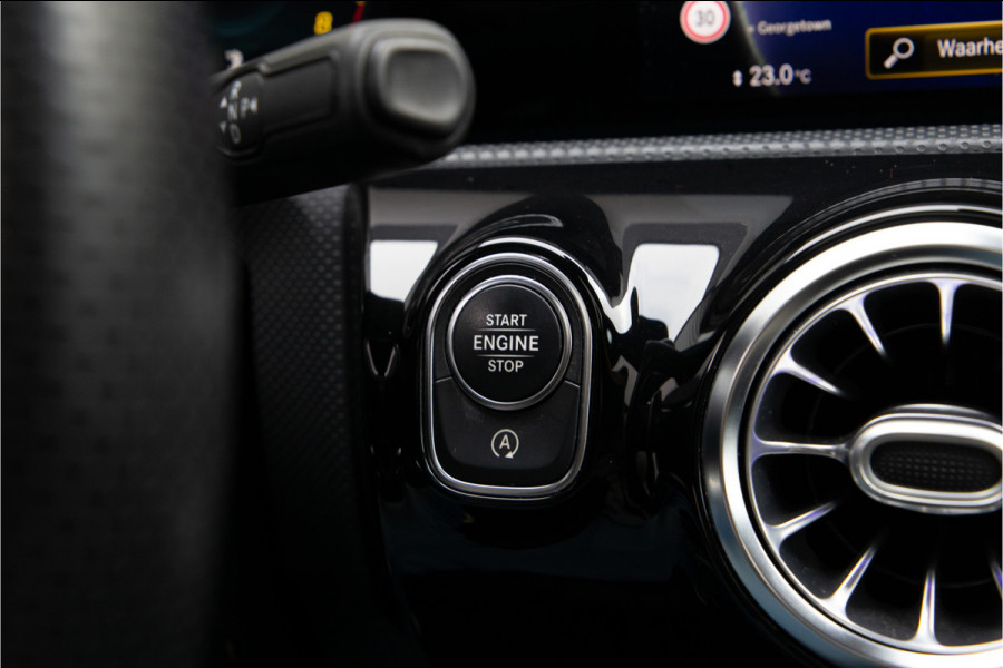Mercedes-Benz CLA-Klasse 180 AMG Nightpakket, Pano, Widescreen, Sfeerverlichting, Camera 2020