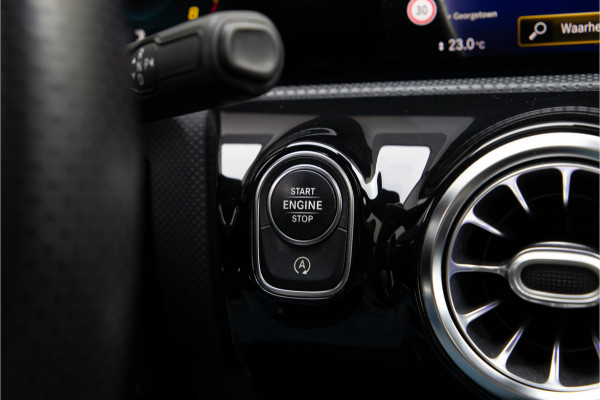 Mercedes-Benz CLA-Klasse 180 AMG Nightpakket, Pano, Widescreen, Sfeerverlichting, Camera 2020