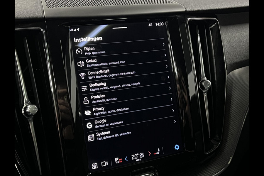 Volvo XC60 2.0 T6 Plug-in hybrid AWD Plus Dark Trekhaak | Open dak | Adapt. Cruise | Harman Kardon | Stoel-/stuurverwarming | Memory | Leder | Carplay