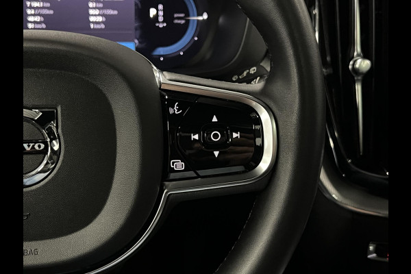 Volvo XC60 2.0 T6 Plug-in hybrid AWD Plus Dark Trekhaak | Open dak | Adapt. cruise | Stoel-/stuurverwarming | Camera | Memory | Carplay