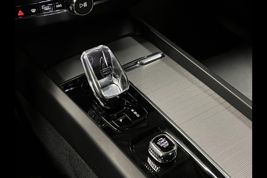 Volvo XC60 2.0 T6 Plug-in hybrid AWD Plus Dark Trekhaak | Open dak | Adapt. cruise | Stoel-/stuurverwarming | Camera | Memory | Carplay