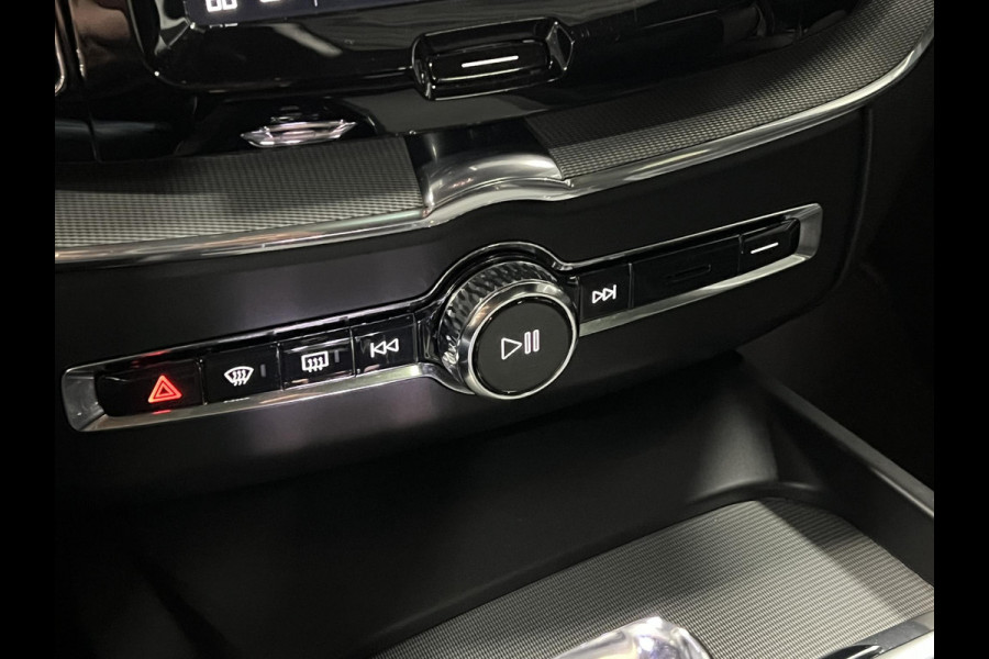 Volvo XC60 2.0 T6 Plug-in hybrid AWD Plus Dark Trekhaak | Open dak | Adapt. cruise | Stoel-/stuurverwarming | Camera | Memory | Carplay