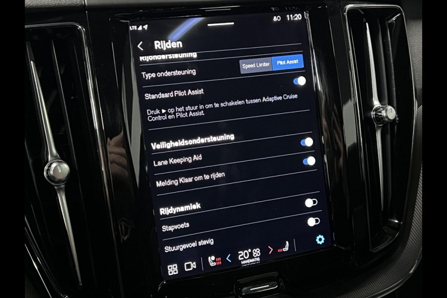 Volvo XC60 2.0 T6 Plug-in hybrid AWD Plus Dark Trekhaak | Open dak | Adapt. cruise | Stoel-/stuurverwarming | Camera | Memory | Carplay