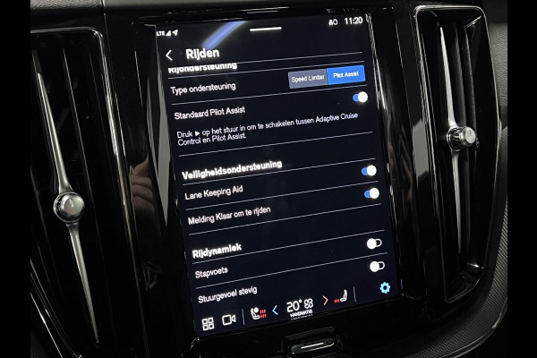 Volvo XC60 2.0 T6 Plug-in hybrid AWD Plus Dark Trekhaak | Open dak | Adapt. cruise | Stoel-/stuurverwarming | Camera | Memory | Carplay