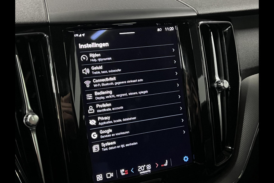 Volvo XC60 2.0 T6 Plug-in hybrid AWD Plus Dark Trekhaak | Open dak | Adapt. cruise | Stoel-/stuurverwarming | Camera | Memory | Carplay