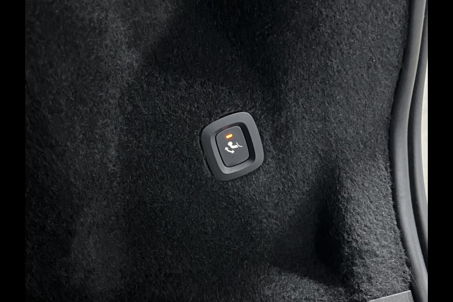 Volvo XC60 2.0 T6 Plug-in hybrid AWD Plus Dark Trekhaak | Open dak | Adapt. cruise | Stoel-/stuurverwarming | Camera | Memory | Carplay