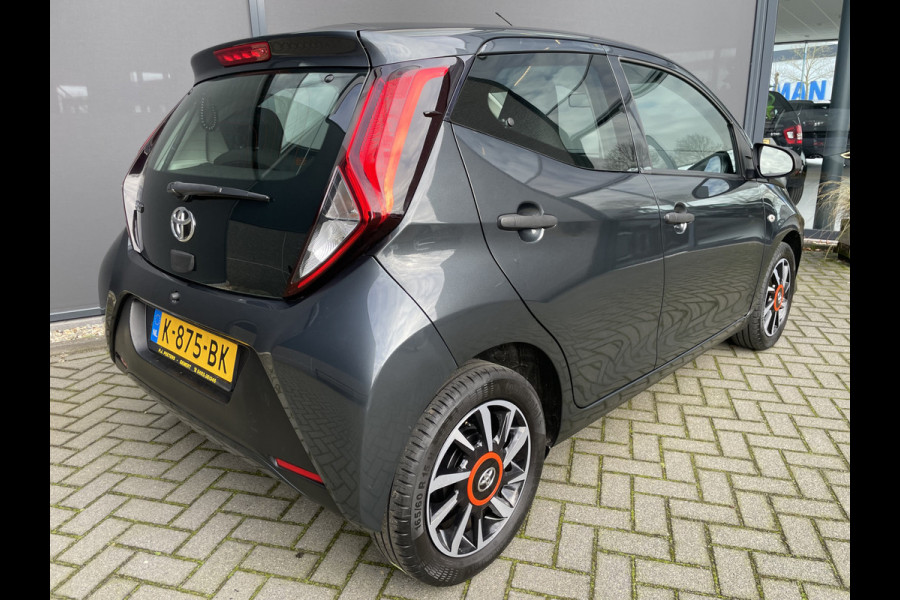 Toyota Aygo 1.0 VVT-i x-fun Airco - Cruise control - Licht metalen velgen 15 inch - Bluetooth - Elektrische ramen voor - Radio - Start/stop systeem - Stuur multifunctioneel - Led verlichting