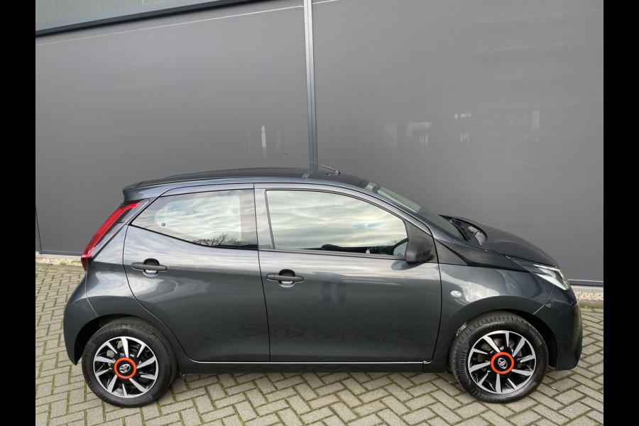 Toyota Aygo 1.0 VVT-i x-fun Airco - Cruise control - Licht metalen velgen 15 inch - Bluetooth - Elektrische ramen voor - Radio - Start/stop systeem - Stuur multifunctioneel - Led verlichting