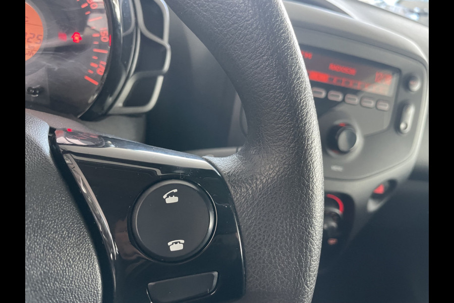 Toyota Aygo 1.0 VVT-i x-fun Airco - Cruise control - Licht metalen velgen 15 inch - Bluetooth - Elektrische ramen voor - Radio - Start/stop systeem - Stuur multifunctioneel - Led verlichting