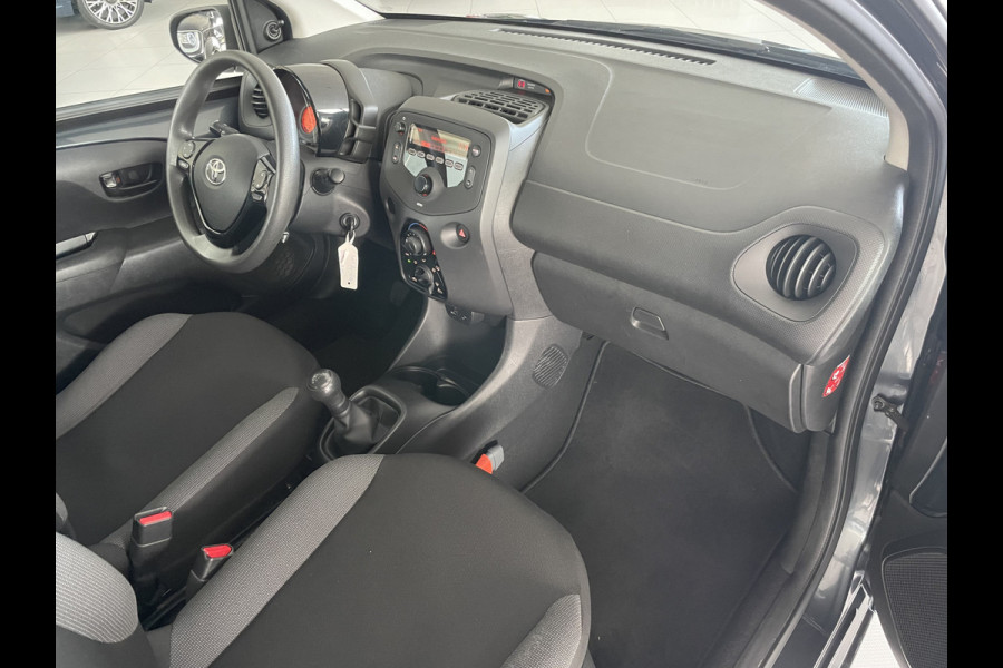 Toyota Aygo 1.0 VVT-i x-fun Airco - Cruise control - Licht metalen velgen 15 inch - Bluetooth - Elektrische ramen voor - Radio - Start/stop systeem - Stuur multifunctioneel - Led verlichting