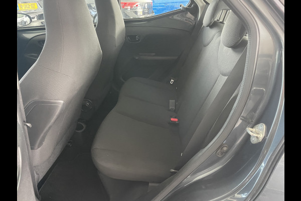 Toyota Aygo 1.0 VVT-i x-fun Airco - Cruise control - Licht metalen velgen 15 inch - Bluetooth - Elektrische ramen voor - Radio - Start/stop systeem - Stuur multifunctioneel - Led verlichting