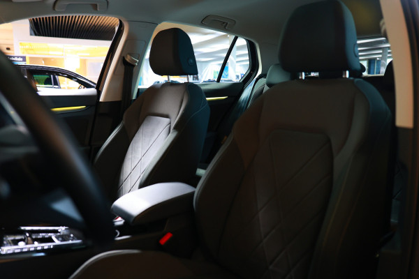 Volkswagen Golf 1.4 eHybrid Style PANO CARPLAY ACC CAMERA THAAK SFEER "22