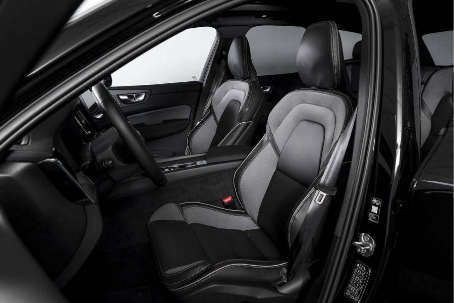Volvo XC60 2.0 T8 Plug-in hybrid AWD Plus Black Edition - Facelift MY26 | S/K Panodak | Dig.Cockpit | Adapt.Cruise | Stoel-+Stuurverw. | NAV+App.Connect | Auto.Airco | Harmon Kardon | LM 21" | 3567