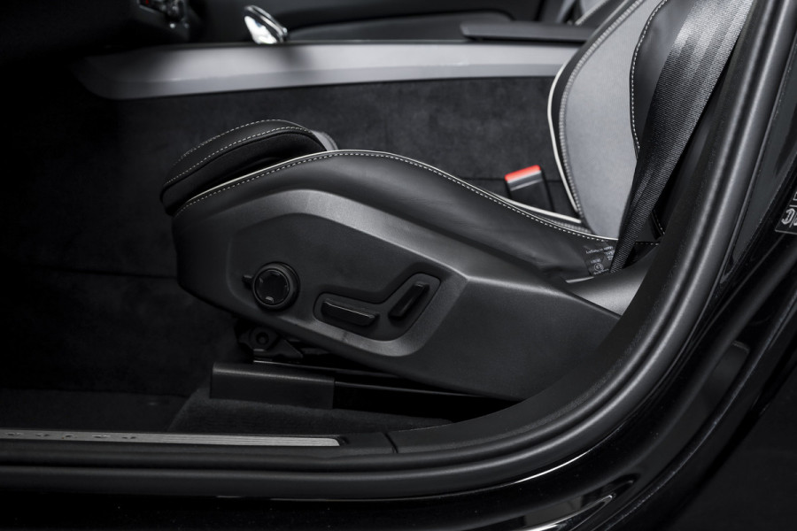 Volvo XC60 2.0 T8 Plug-in hybrid AWD Plus Black Edition - Facelift MY26 | S/K Panodak | Dig.Cockpit | Adapt.Cruise | Stoel-+Stuurverw. | NAV+App.Connect | Auto.Airco | Harmon Kardon | LM 21" | 3567