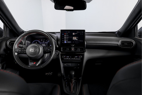 Toyota Yaris Cross 1.5 Hybrid 130 GR Sport | Adapt.Cruise | Head-up | 360 Camera | Stoel+Stuurverw. | Dig.Cockpit | NAV + App.Connect (Draadloos) | ECC | LM 18" | 6116
