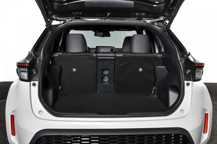 Toyota Yaris Cross 1.5 Hybrid 130 GR Sport | Adapt.Cruise | Head-up | 360 Camera | Stoel+Stuurverw. | Dig.Cockpit | NAV + App.Connect (Draadloos) | ECC | LM 18" | 6116