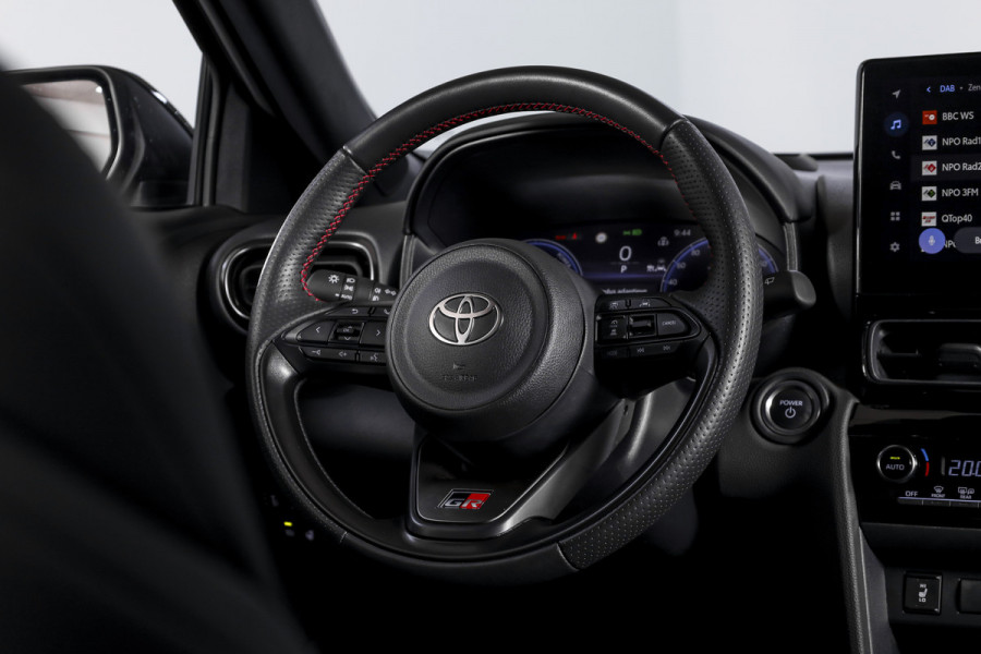 Toyota Yaris Cross 1.5 Hybrid 130 GR Sport | Adapt.Cruise | Head-up | 360 Camera | Stoel+Stuurverw. | Dig.Cockpit | NAV + App.Connect (Draadloos) | ECC | LM 18" | 6116