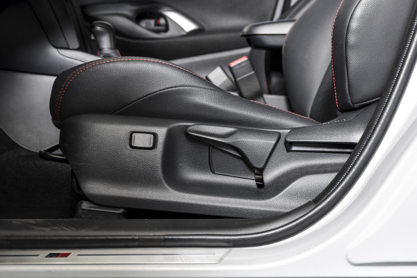 Toyota Yaris Cross 1.5 Hybrid 130 GR Sport | Adapt.Cruise | Head-up | 360 Camera | Stoel+Stuurverw. | Dig.Cockpit | NAV + App.Connect (Draadloos) | ECC | LM 18" | 6116