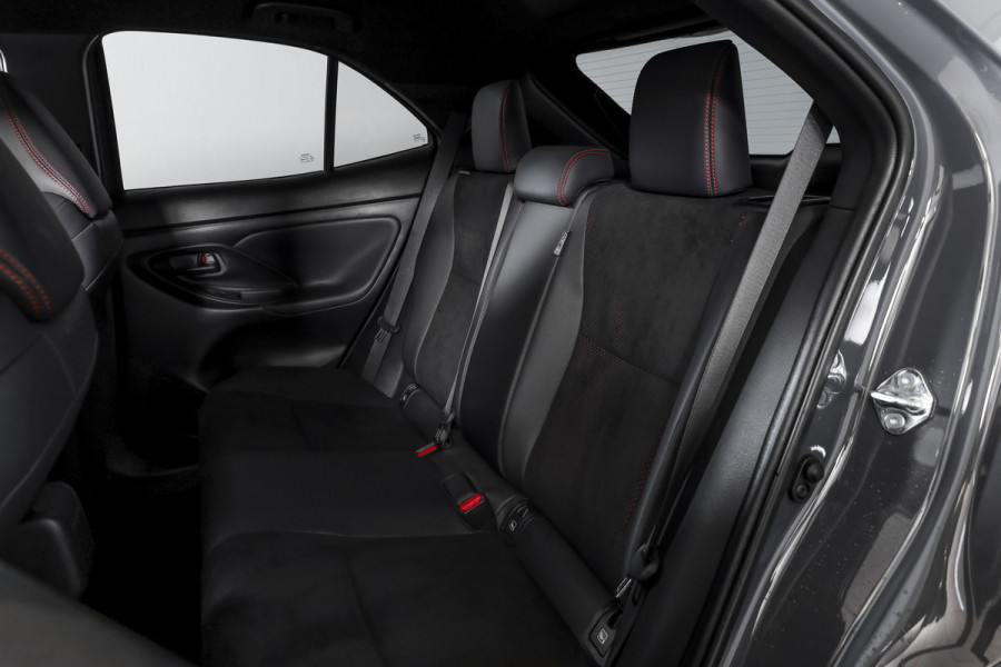 Toyota Yaris Cross 1.5 Hybrid 130 GR Sport | Adapt.Cruise | Head-up | 360 Camera | Stoel+Stuurverw. | Dig.Cockpit | NAV + App. Connect (Draadloos) | ECC | LM 18" | 9816