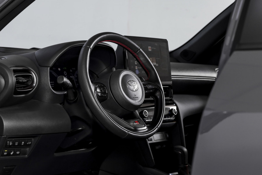 Toyota Yaris Cross 1.5 Hybrid 130 GR Sport | Adapt.Cruise | Head-up | 360 Camera | Stoel+Stuurverw. | Dig.Cockpit | NAV + App. Connect (Draadloos) | ECC | LM 18" | 9816