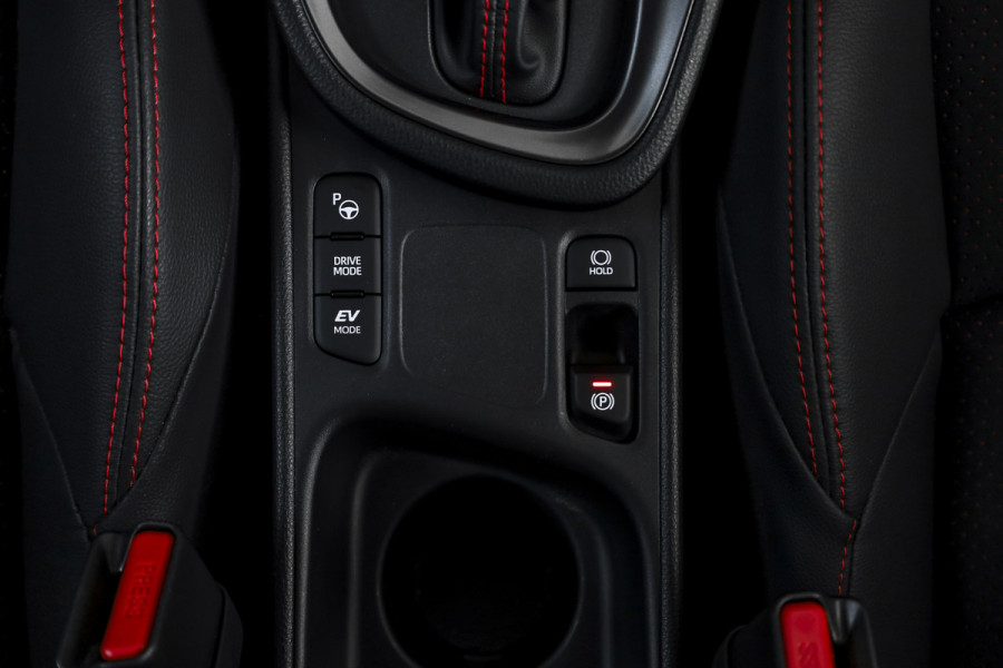 Toyota Yaris Cross 1.5 Hybrid 130 GR Sport | Adapt.Cruise | Head-up | 360 Camera | Stoel+Stuurverw. | Dig.Cockpit | NAV + App. Connect (Draadloos) | ECC | LM 18" | 9816