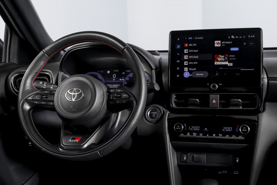 Toyota Yaris Cross 1.5 Hybrid 130 GR Sport | Adapt.Cruise | Head-up | 360 Camera | Stoel+Stuurverw. | Dig.Cockpit | NAV + App. Connect (Draadloos) | ECC | LM 18" | 9816