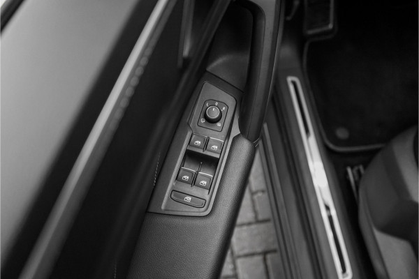 Volkswagen Tiguan 1.4 TSI eHybrid R-Line Business+ ACC Elek Trekhaak Stuur & Stoelverw