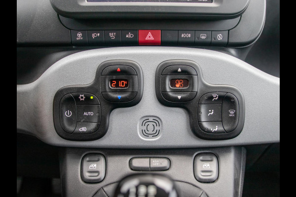 Fiat Panda Hybrid Garmin Cross | Clima | Priv. glass | Dakrails | 5-Persoons | Apple Carplay | Verde Foresta | Pack Garmin