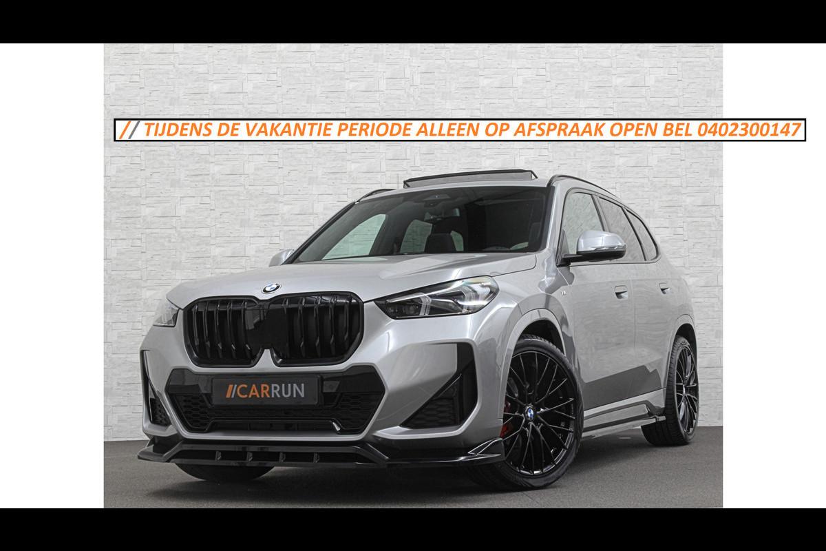 BMW X1 18i M-Sport Performance-Pack | Panorama | Sportstoelen | Carbon | Keyless-Entry | Sfeerverlichting | Achteruitrij-Camera | 5x op voorraad | Carplay | Full-LED | Black-Optic | Getint Glas | Stoelverwarming | Draadloos Laden |