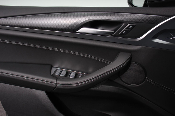 BMW X3 xDrive30e M Sport High Executive | Leder | Schuif/kantel dak | Navigatie | Climate Control | Camera | Electrisch bedienbare achterklep | Active Cruise Control | 19" Lichtmetalen velgen