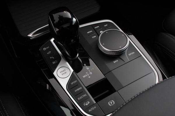 BMW X3 xDrive30e M Sport High Executive | Leder | Schuif/kantel dak | Navigatie | Climate Control | Camera | Electrisch bedienbare achterklep | Active Cruise Control | 19" Lichtmetalen velgen